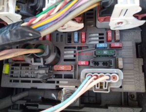 Пежо 308 где предохранители